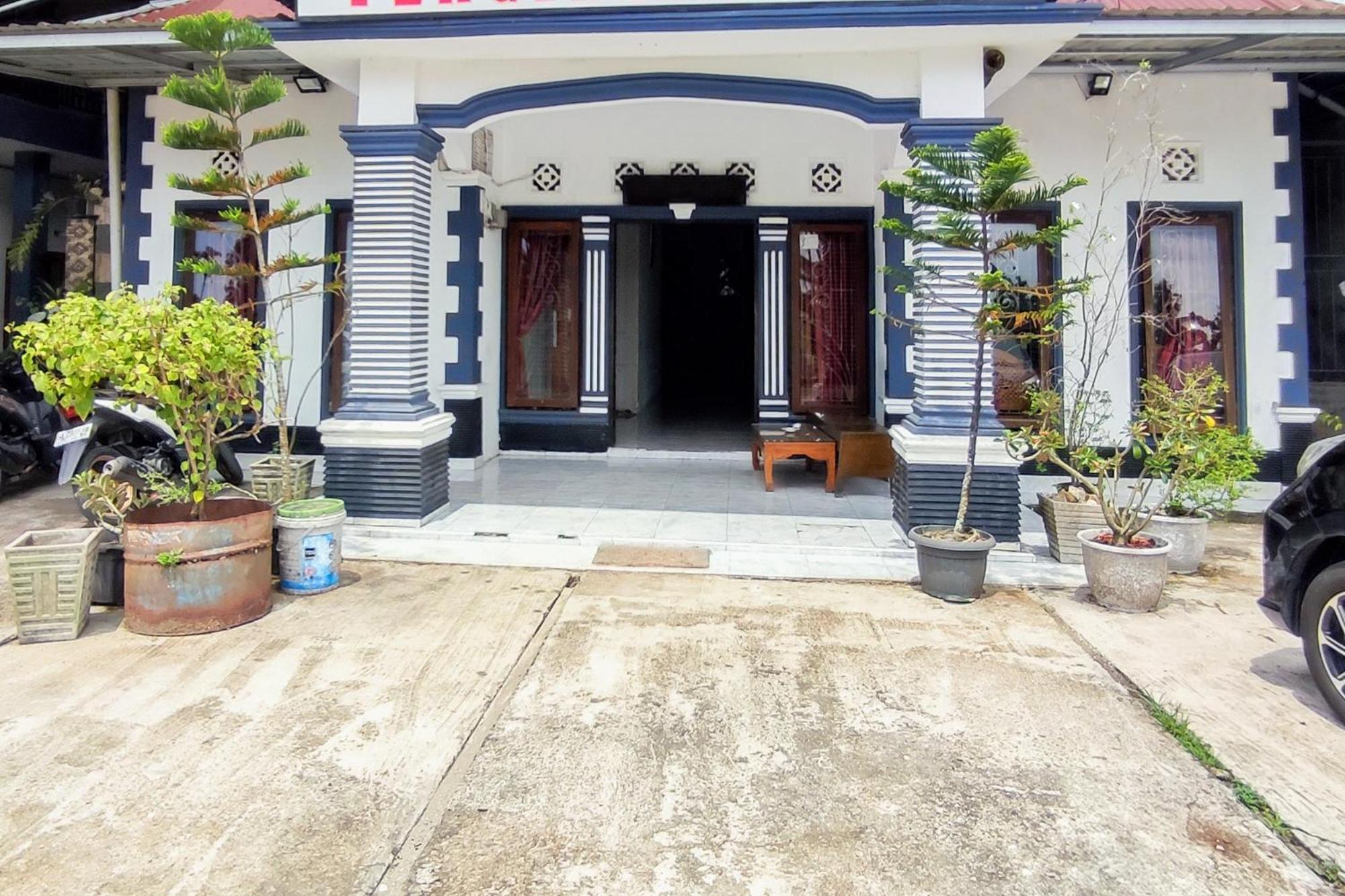 Reddoorz Syariah At Penginapan Eby Padang Exterior photo